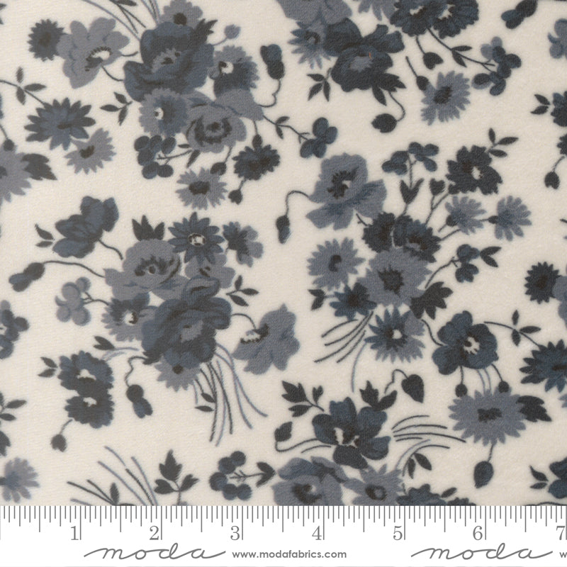 Nantucket Summer Quilt Cuddle Somerset Florals CREAM NAVY by Camille Roskelley for Moda 55260-21QC scale