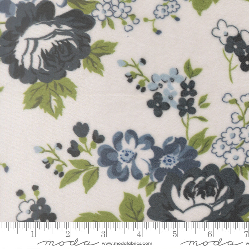 Nantucket Summer Quilt Cuddle Cottage Small Floral CREAM BLUE by Camille Roskelley for Moda 55270-11QC scale